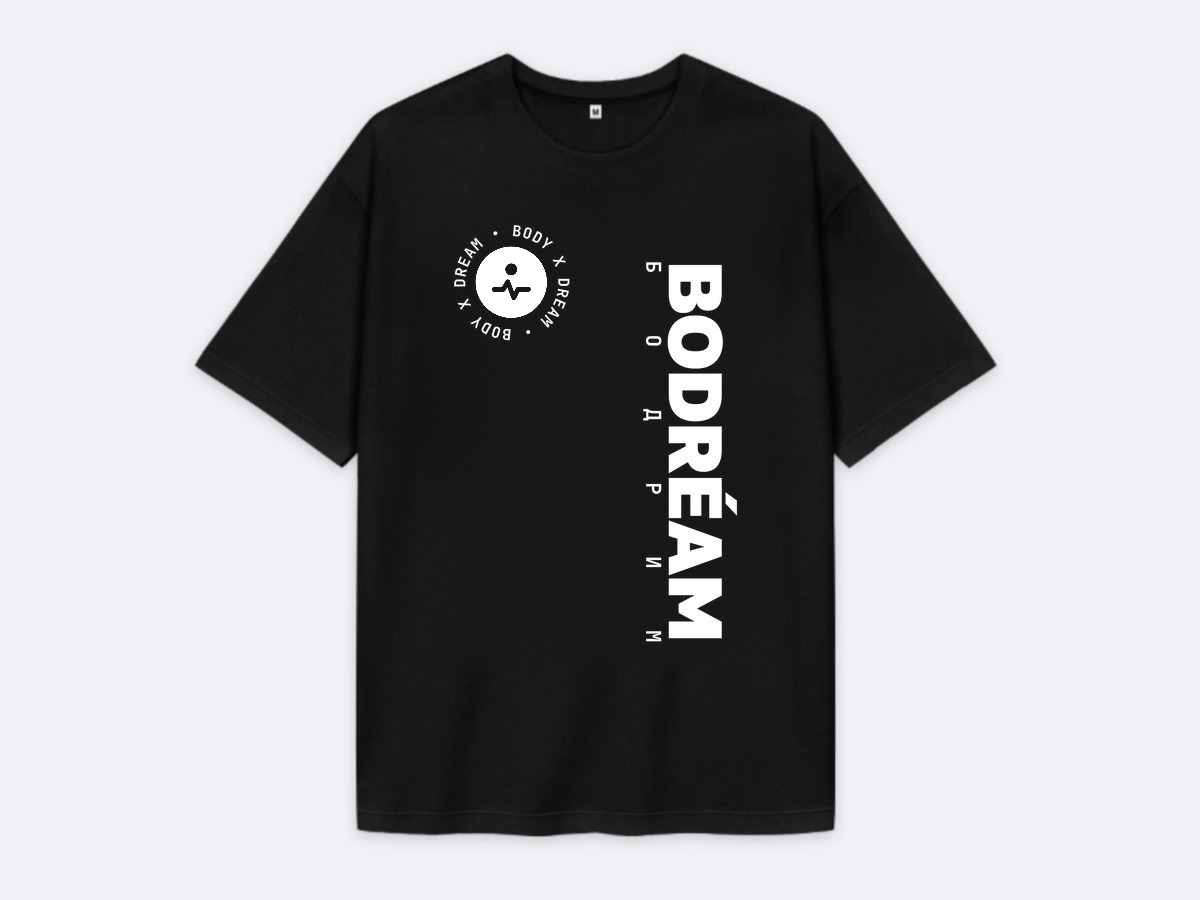 Футболка Bodréam, спереди: знак и вертикальная надпись BODRÉAM